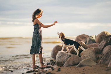 Mutlu kadın köpeğini Sahilde yürürken sarılma 20s görüntüsünü