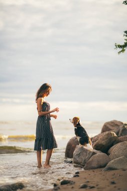 Mutlu kadın köpeğini Sahilde yürürken sarılma 20s görüntüsünü