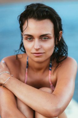 Okyanusta sörf tahtası üzerinde güzel uygun sörf kız. Kadın binmek iyi dalga.