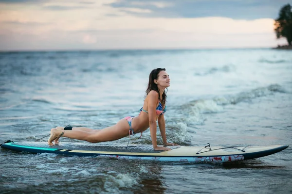 Belle fille de surf fit sur planche de surf sur dans l'océan. Femme ride bonne vague . — Photo
