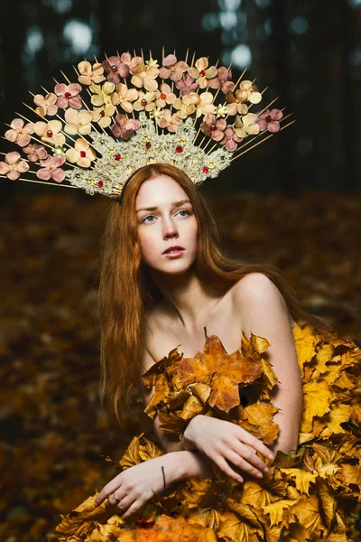 Mode modèle d'automne, Robe de feuilles d'automne, Fille de beauté en kokoshniks — Photo
