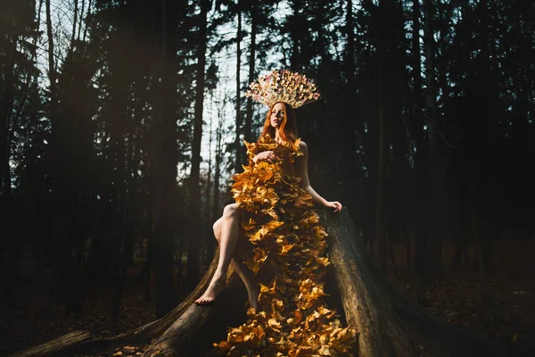 Modelo de otoño de moda, vestido de hojas de otoño, chica de belleza en kokoshniks — Foto de Stock