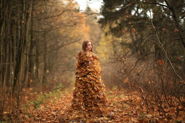 Modelo de otoño de moda, vestido de hojas de otoño, chica de belleza —  Fotos de Stock