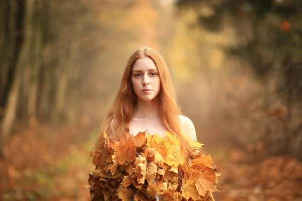 Módní podzimní model, podzimní listí šaty, krasavice — Stock fotografie