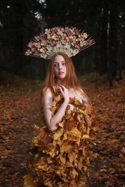 Modèle Automne Mode, Robe Feuilles d'Automne, Fille Beauté — Photo