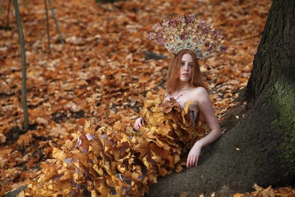 Modèle Automne Mode, Robe Feuilles d'Automne, Fille Beauté — Photo