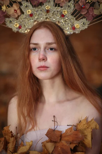 Мода осінь модель, осінь листя плаття, краси дівчина — стокове фото