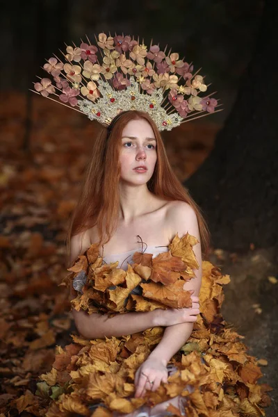 Modèle Automne Mode, Robe Feuilles d'Automne, Fille Beauté — Photo