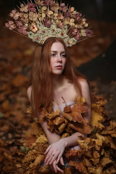 Modèle Automne Mode, Robe Feuilles d'Automne, Fille Beauté — Photo