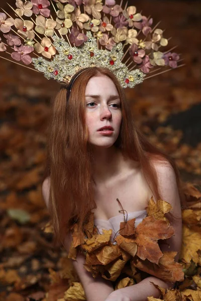 Modèle Automne Mode, Robe Feuilles d'Automne, Fille Beauté — Photo