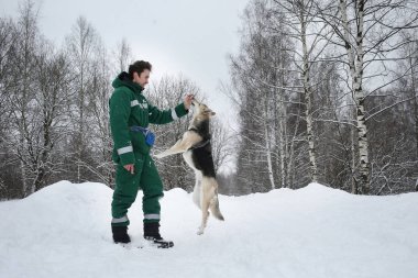 Kışın iki köpek sahibi ile birlikte dışarı çıkar.