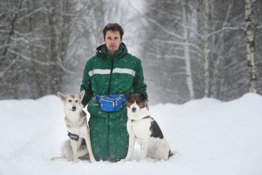 Kışın iki köpek sahibi ile birlikte dışarı çıkar.