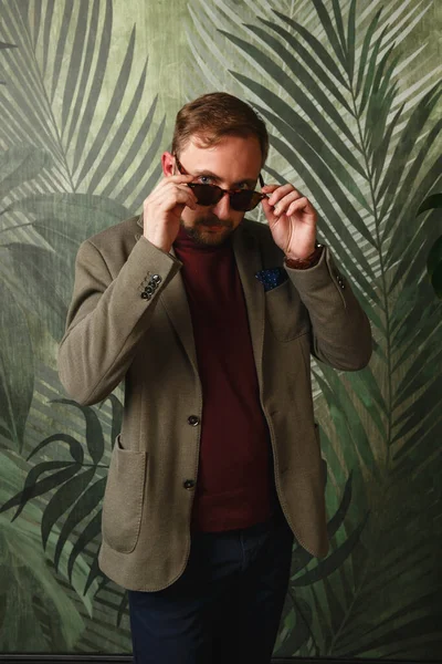 Portrait Young Beautiful Fashionable Man Sunglasses Olive Jacket Wallpaper Greenery — Stock Photo, Image