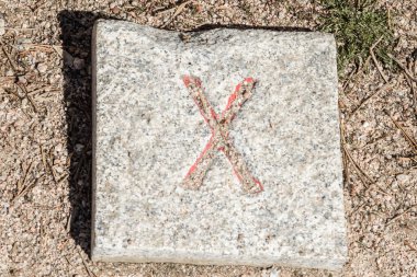 Romen rakamları kare granit taşlar üzerinde oyulmuş