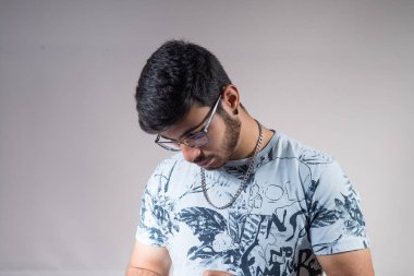 Genç adam onun baş aşağı düşünce ile