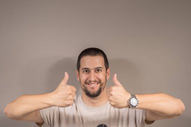 mutluluk sakallı gülümseyen güzel genç adam