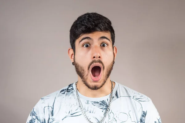 Expressão Espanto Jovem Com Barba — Fotografia de Stock