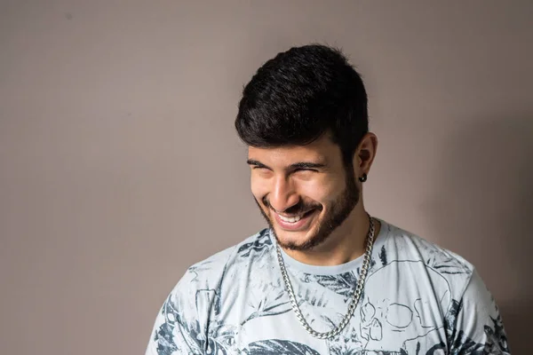 Belo Jovem Sorrindo Felicidade Com Barba — Fotografia de Stock