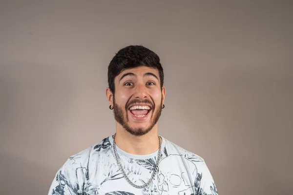 Belo Jovem Sorrindo Felicidade Com Barba — Fotografia de Stock