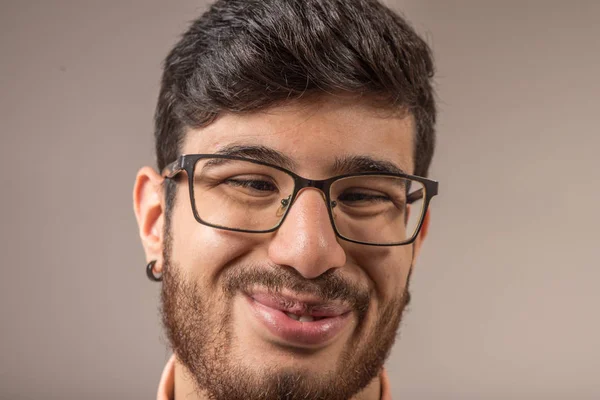 Belo Jovem Sorrindo Felicidade Com Barba — Fotografia de Stock