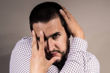 Lord gömlek ve yüzünde iki eliyle