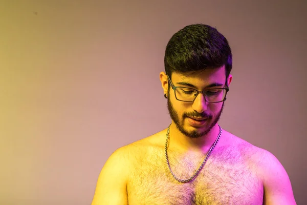 Menino Com Uma Barba Sem Camisa Com Luzes Coloridas — Fotografia de Stock