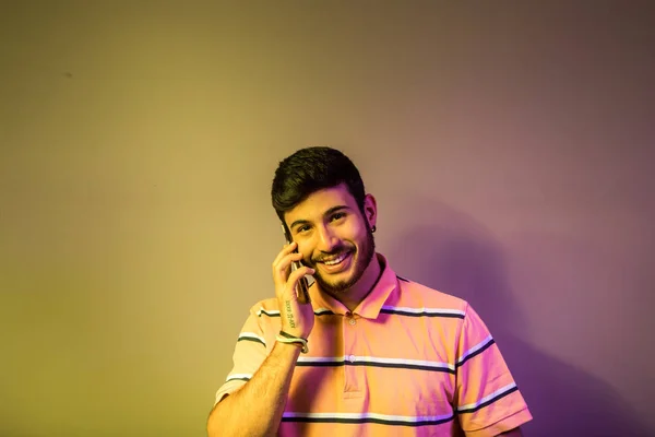 Молодой Человек Разговаривает Телефону — стоковое фото