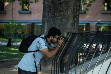 oğlan demir parmaklıklar ardında fotoğrafları yapma sırt çantası ile
