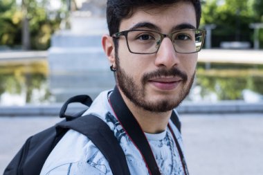 sakal ve gözlük ile açık arayan çocuk