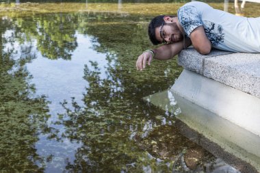 su yansıma arayan çocuk