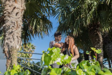 yeşil yaprakları arasında kucakladı çift