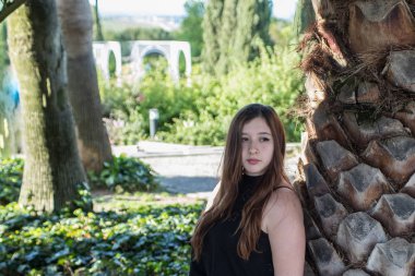 palmiye ağaçlarında poz kadın