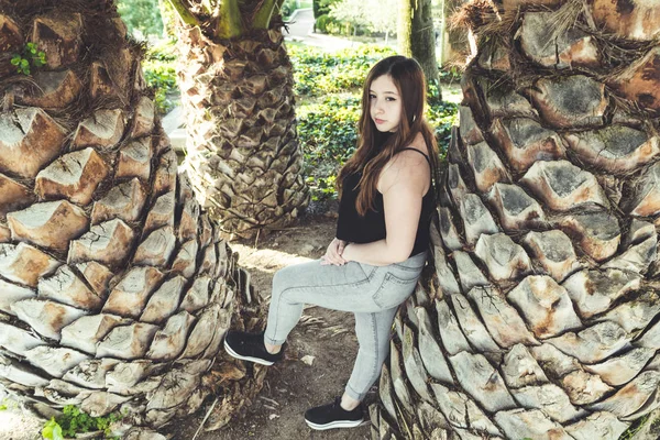在棕榈树摆姿势的妇女 — 图库照片