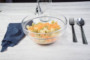 bir tinsel makarna yemek