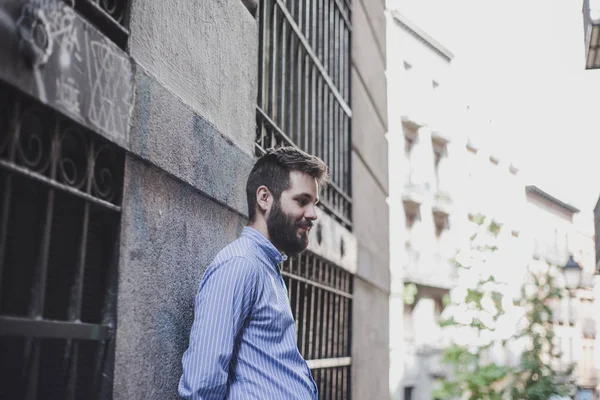 bir taş sokak ve barlar yakışıklı adam portresi