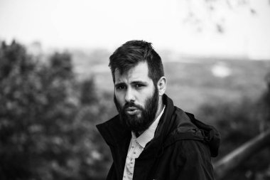 Doğa arka plan ile yakışıklı çocuk portresi