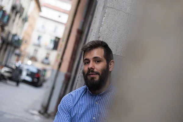 Hombre Con Barba Sentado Una Puerta Calle —  Fotos de Stock