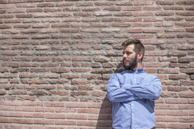 tuğla duvar bir sakallı bir adam