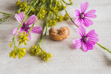 lezzetli puf avuç içi güzel bahar çiçekleri ile