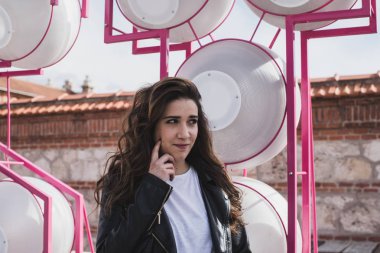 Yüzünde eliyle gülümseyen kız