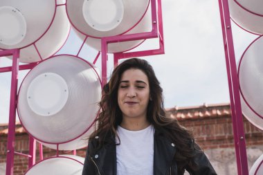 Deri ceket ile güzel memnun kız