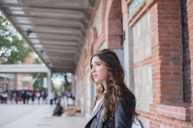 güzel uzun saçlı kız şehirde yürüyüş