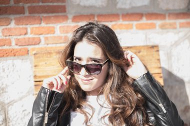 güzel kadın kürk ceket ile güneş gözlüğü üzerinde seyir