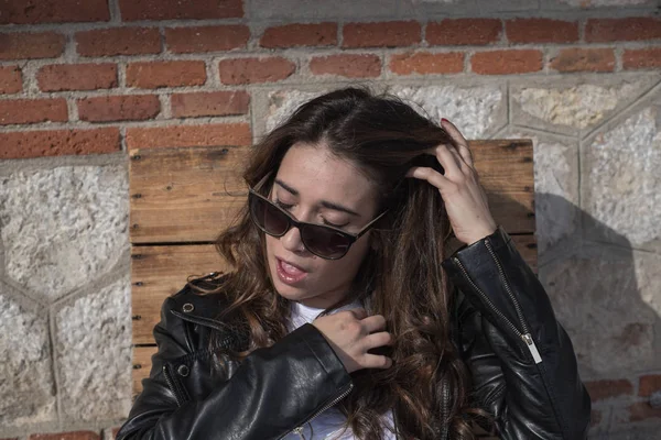 Pretty Woman Looking Sunglasses Fur Jacket — Stock Photo, Image