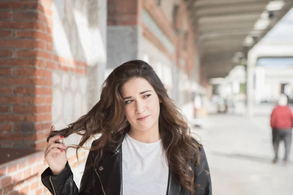 Menina Bonita Brincando Com Seu Cabelo Longo — Fotografia de Stock