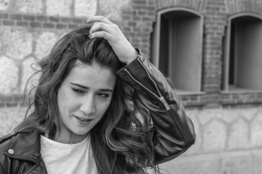 sevimli kız siyah saçlı başını tırmalamak