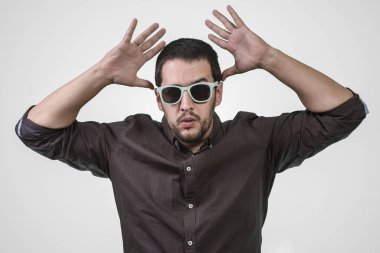 adam güneş gözlüğü ve elleriyle ifade