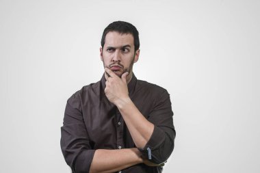 Genç adam elini yüzünde ve gömlek ile düşünme