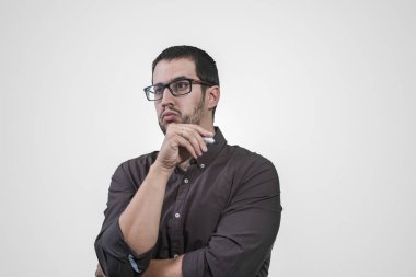 Genç adam işaretçisiyle el düşünüyorum