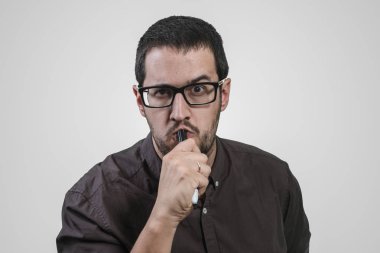 Genç adam işaretçisiyle el düşünüyorum